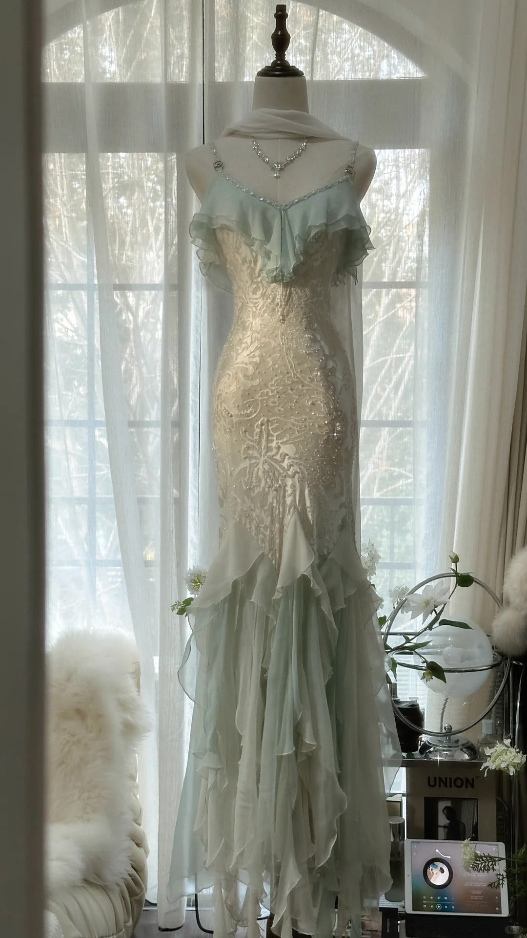 White Mint Green Romantic Fashion Elegant Delicate Beaded Lace Spaghetti Straps Long Tulle Chiffon Ruffle Ball Gown Evening Gown Party Dress HZ1023